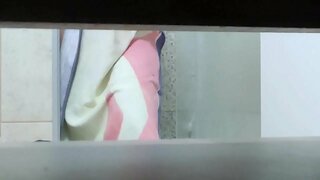 Sora cu bronz sexy este înregistrată a lua un duș fără ca ea să știe