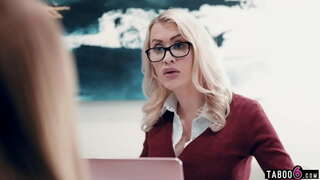 Teen stepdaughters mal nejaké problémy pri práci s jej MILF boss