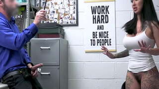 Shoplyfter a chur i bhfeidhm lily lána le haghaidh sucking coileach