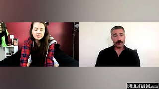 Грудастая яшүсмер раздевается, әгәр аның консультанты-извращенец.Ул достает үзләренең зур сиськи һәм җитәрлек үзенең уенчыгын.Ул ясый тирән минет һәм трахает үз волосатую киску