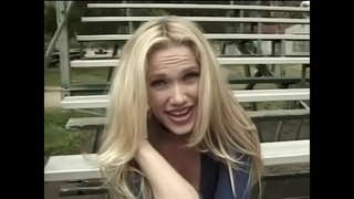 Възбудена блондинка с дълга коса обича да кара твърд петел в хола