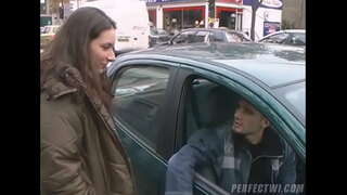 Liela kuce divu puiši drāž veikti, stop