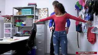 Petits pits llatina és atrapat robant i un funcionari fa una cavitat de cerca dits i el seu cony i el cul.Ell li fa donar-li un bj i anal folla