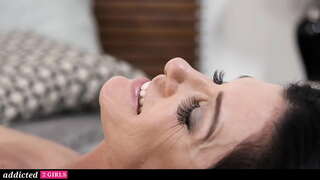 Maćeha Fucks Svoju падчерицу-лесбиянку