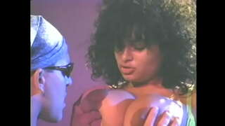 Quyoshdan himoya ko'zoynaklari ichida tug'yonga ketgan dude slutty Ebony bitch qattiq qilli uning cunt ichida fucks