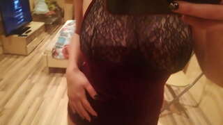 Ag déanamh stip rince i os comhair an scáthán a léiríonn siní